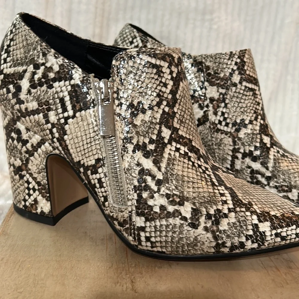 Michael by Michael Shannon Griffyn Snake Zip Side Booties Size-6.5 - Picture 3 of 6